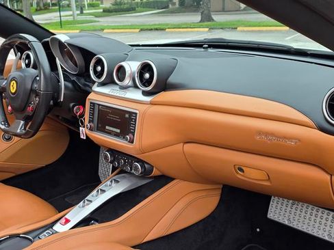 Used 2016 Ferrari California T image 20