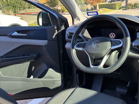 Used 2023 Volkswagen Taos SE image 2