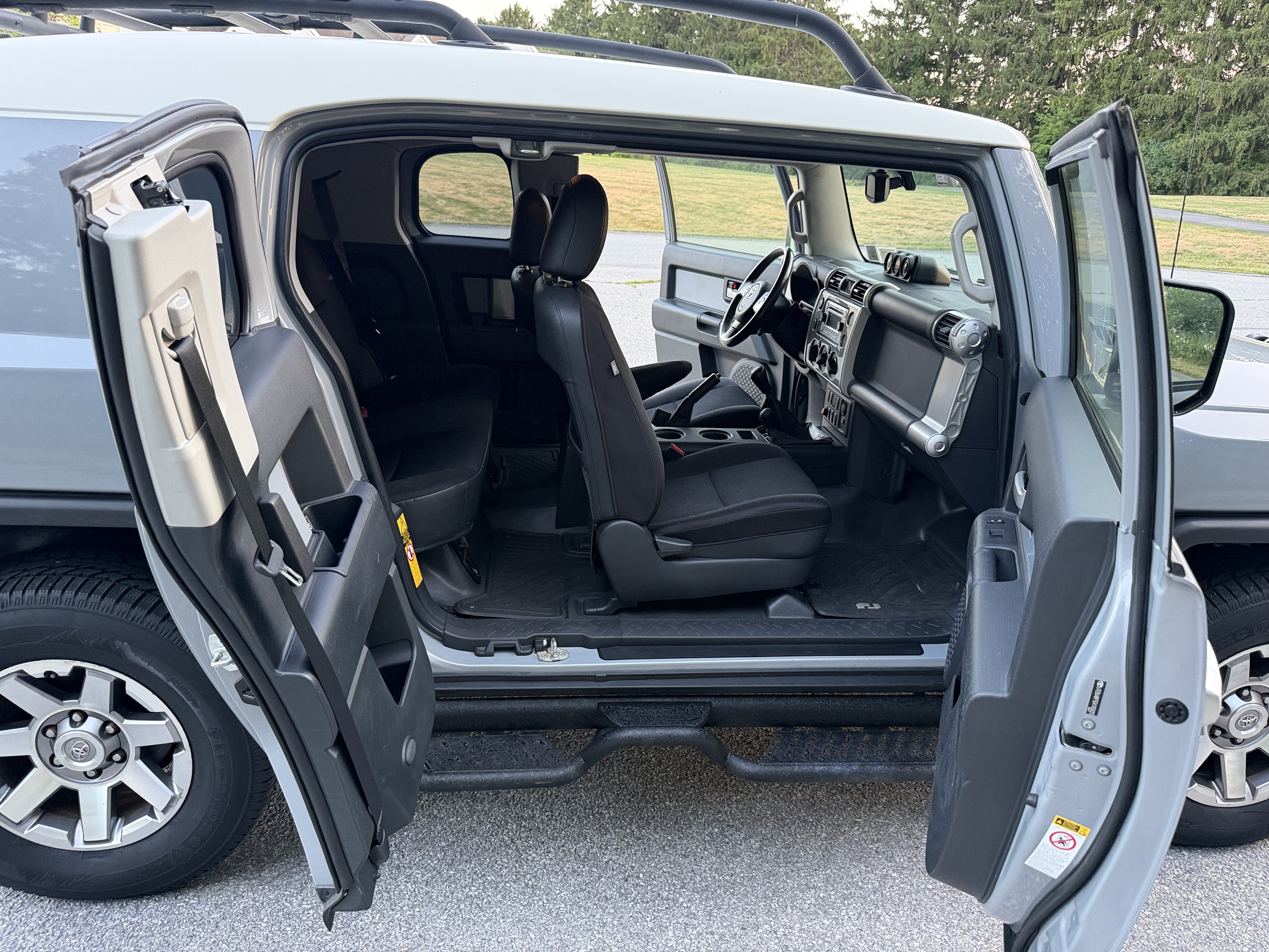 Used 2014 Toyota FJ Cruiser 4WD w/ Upgrade Package image 13