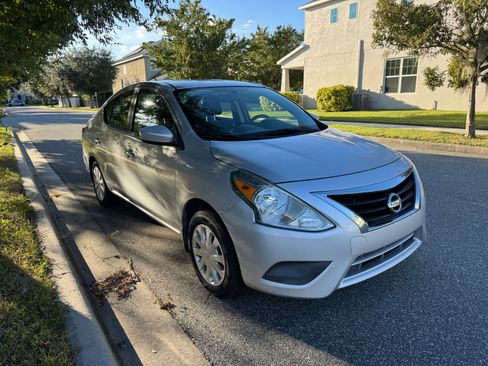 Used 2015 Nissan Versa SV image 6
