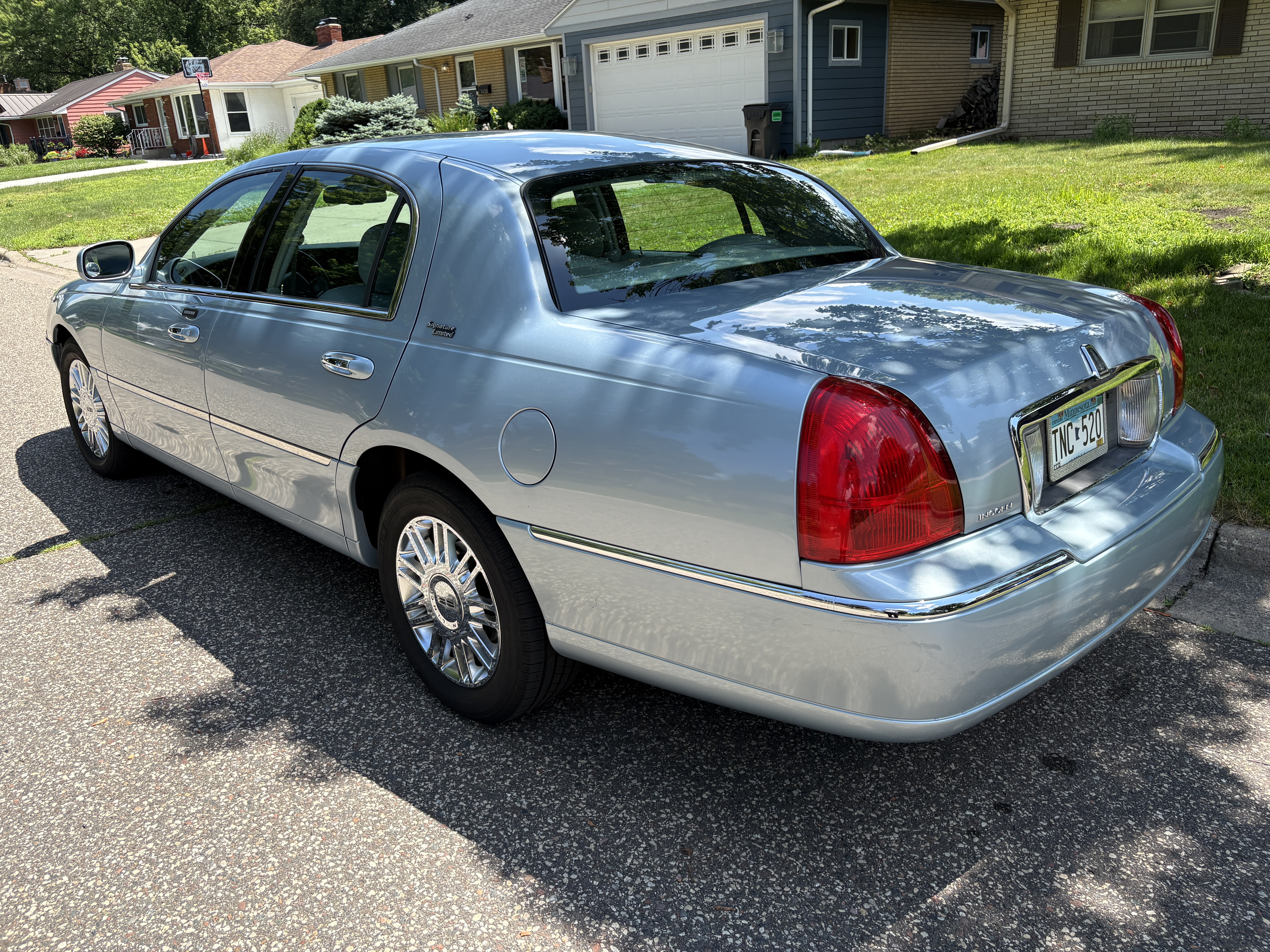 Used 2006 Lincoln Town Car Signature Limited RWD image 4