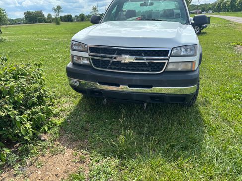 Used 2006 Chevrolet Silverado 2500 W/T w/ Snow Plow Prep Package AWD/4WD image 5