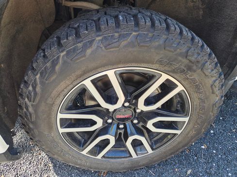 Used 2023 GMC Sierra 1500 AT4 w/ Technology Package image 8