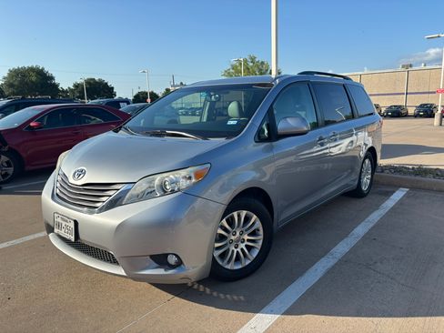 Used 2016 Toyota Sienna XLE FWD image 4