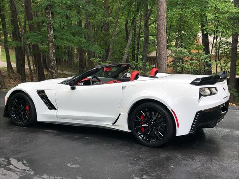 Used 2016 Chevrolet Corvette Z06 w/ 3LZ Preferred Equipment Group image 2