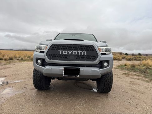 Used 2018 Toyota Tacoma TRD Sport image 1
