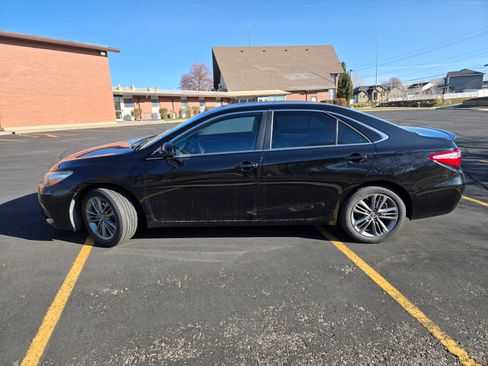 Used 2017 Toyota Camry SE image 5