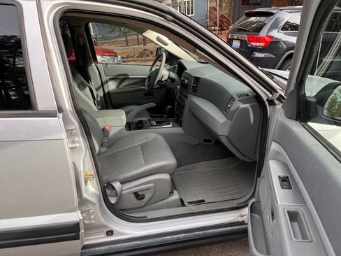 Used 2005 Jeep Grand Cherokee Laredo image 2