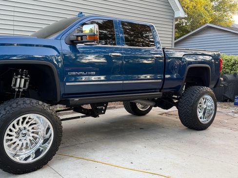 Used 2016 GMC Sierra 2500 Denali w/ Duramax Plus Package AWD/4WD image 8