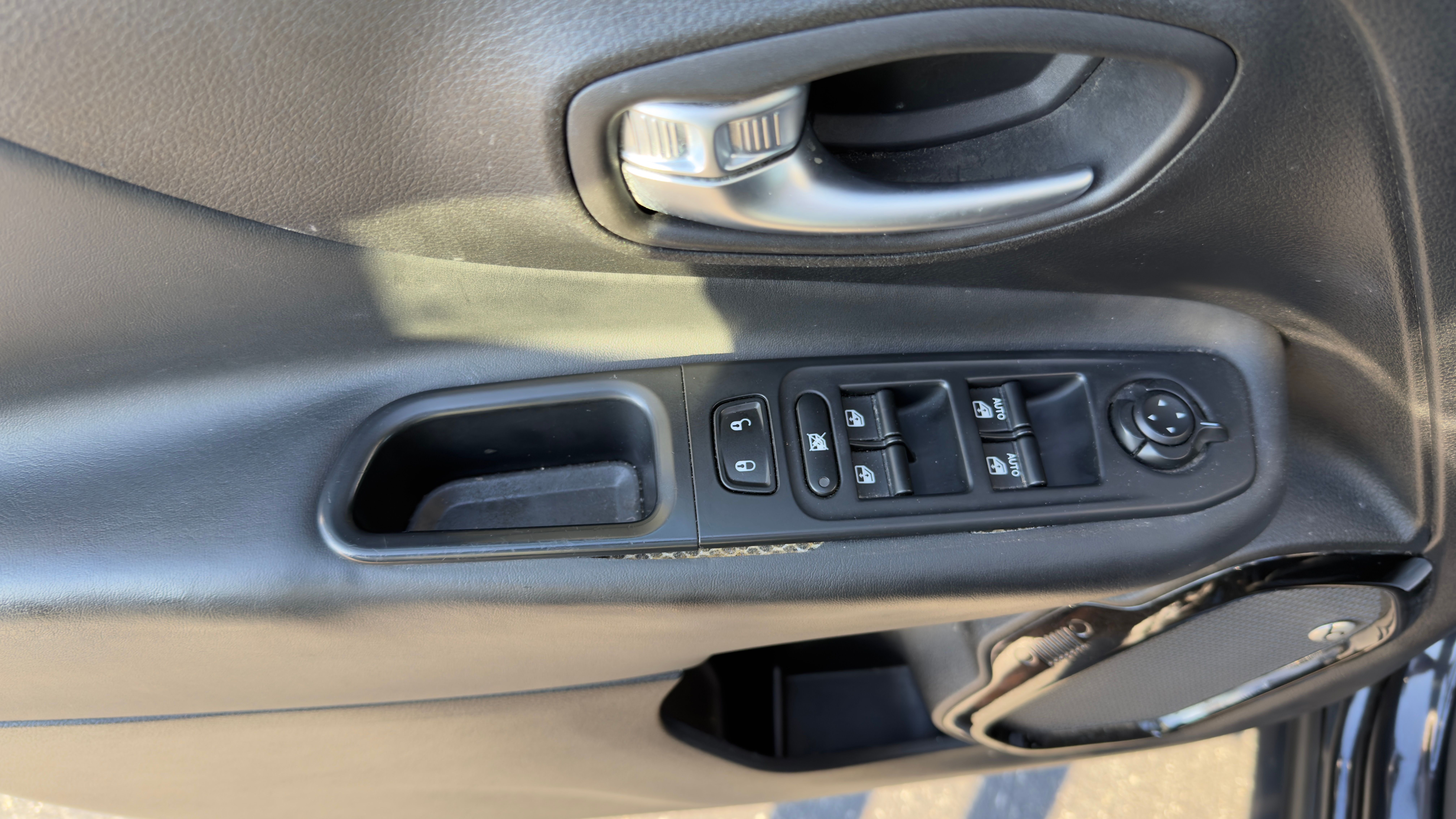 Used 2016 Jeep Renegade Latitude AWD/4WD image 13