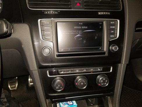 Used 2017 Volkswagen GTI SE image 20