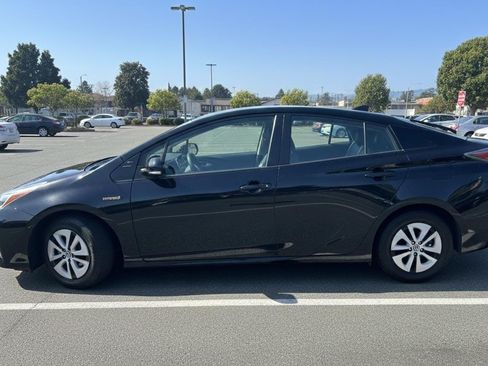 Used 2017 Toyota Prius Two image 1