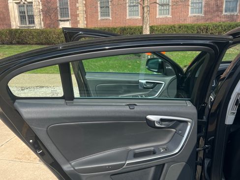 Used 2017 Volvo S60 T5 Inscription image 16