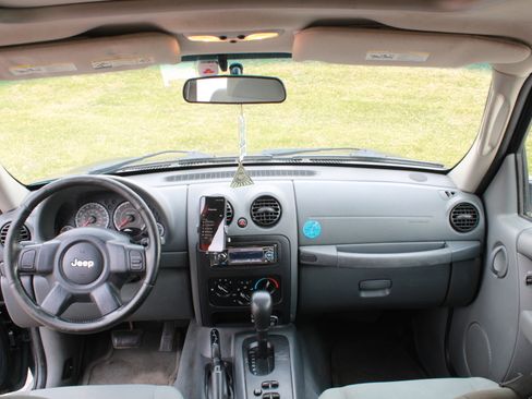 Used 2005 Jeep Liberty Sport image 6