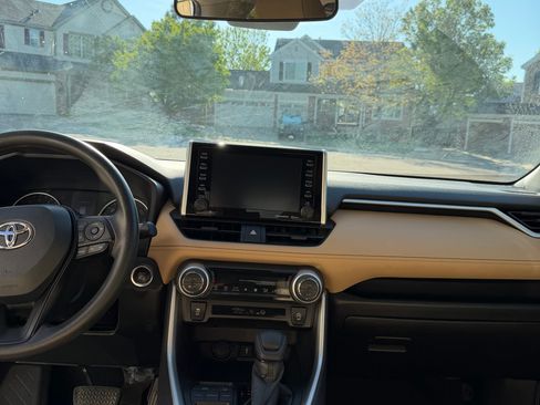 Used 2021 Toyota RAV4 XLE w/ Convenience Package FWD image 6