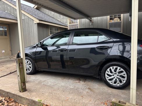Used 2018 Toyota Corolla LE image 16