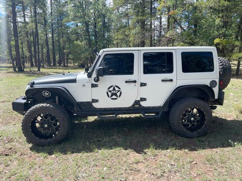 Used 2013 Jeep Wrangler Unlimited Rubicon w/ Connectivity Group image 2