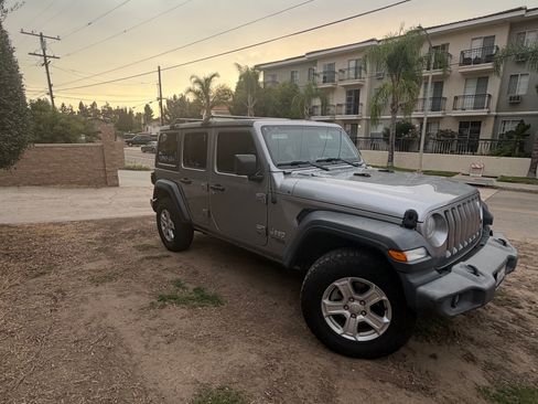 Used 2018 Jeep Wrangler Unlimited Sport S AWD/4WD image 2