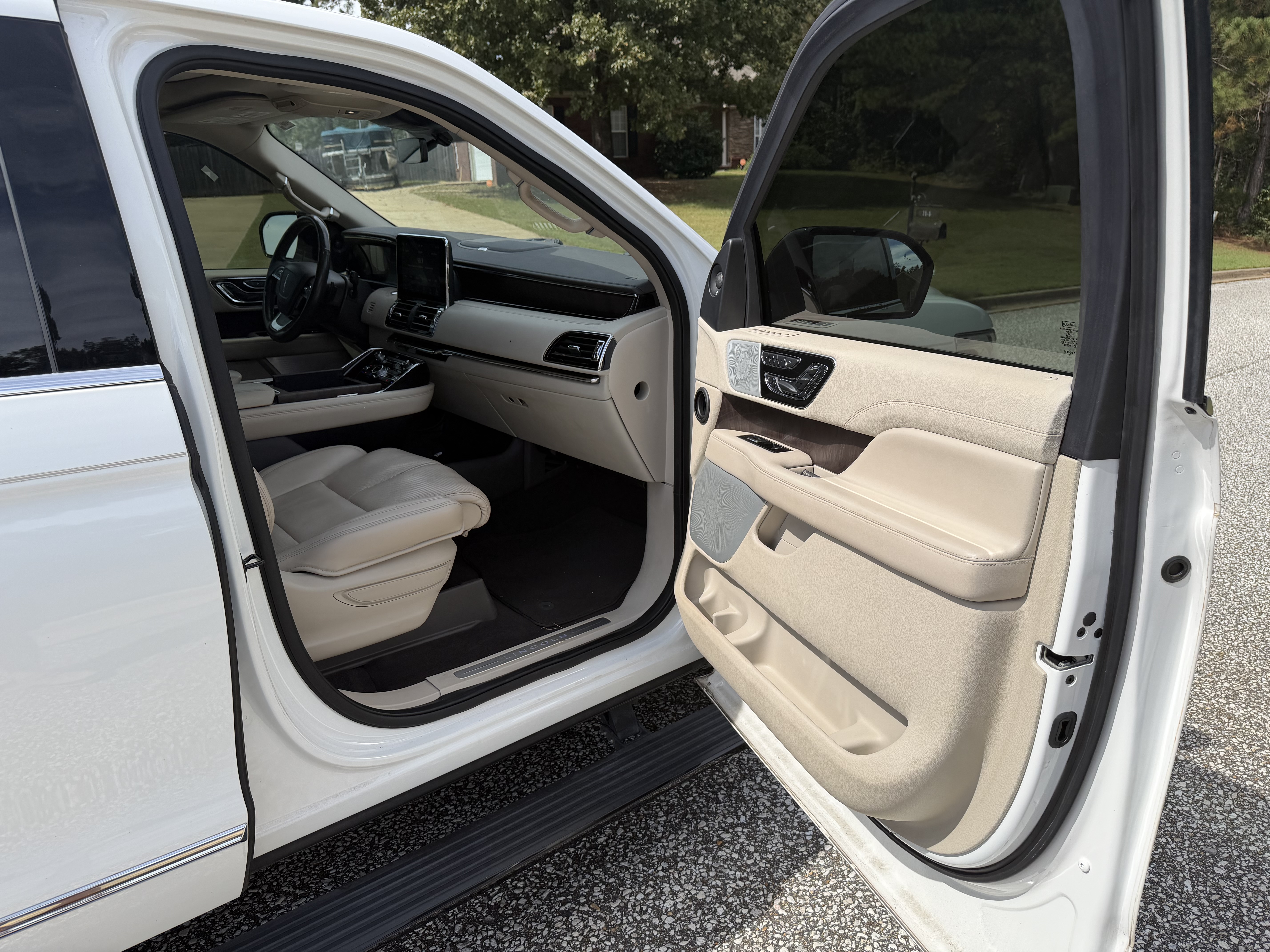 Used 2020 Lincoln Navigator Reserve w/ Luxury Package AWD/4WD image 2