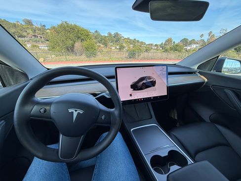 Used 2022 Tesla Model Y Long Range image 18