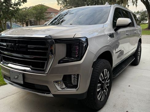 Used 2023 GMC Yukon XL SLT image 4