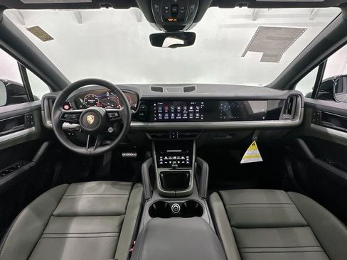 Used 2024 Porsche Cayenne image 15
