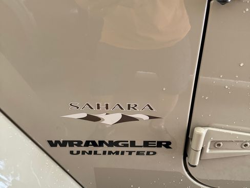 Used 2017 Jeep Wrangler Unlimited Sahara w/ Max Tow Package AWD/4WD image 11