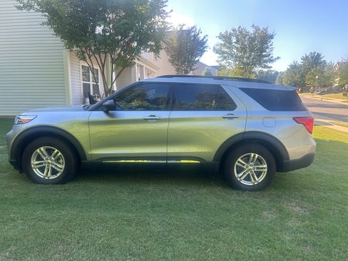 Used 2022 Ford Explorer XLT RWD image 2