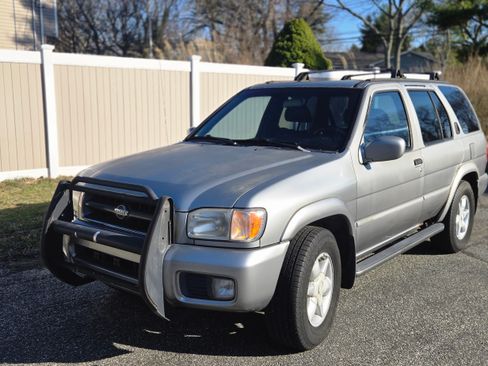 Used 2001 Nissan Pathfinder LE image 1
