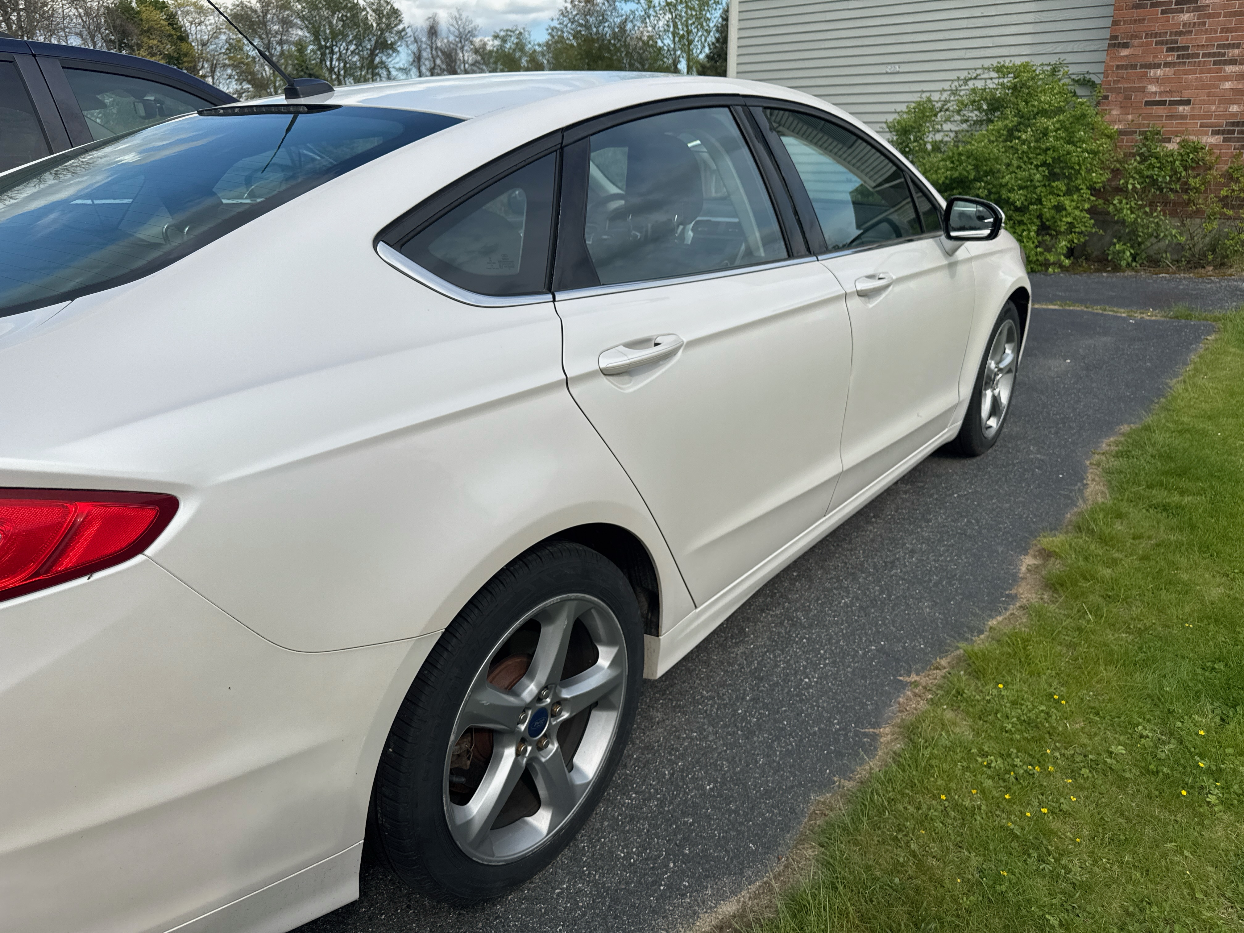 Used 2014 Ford Fusion SE w/ Equipment Group 201A FWD image 9