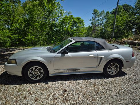 Used 2003 Ford Mustang Convertible RWD image 2