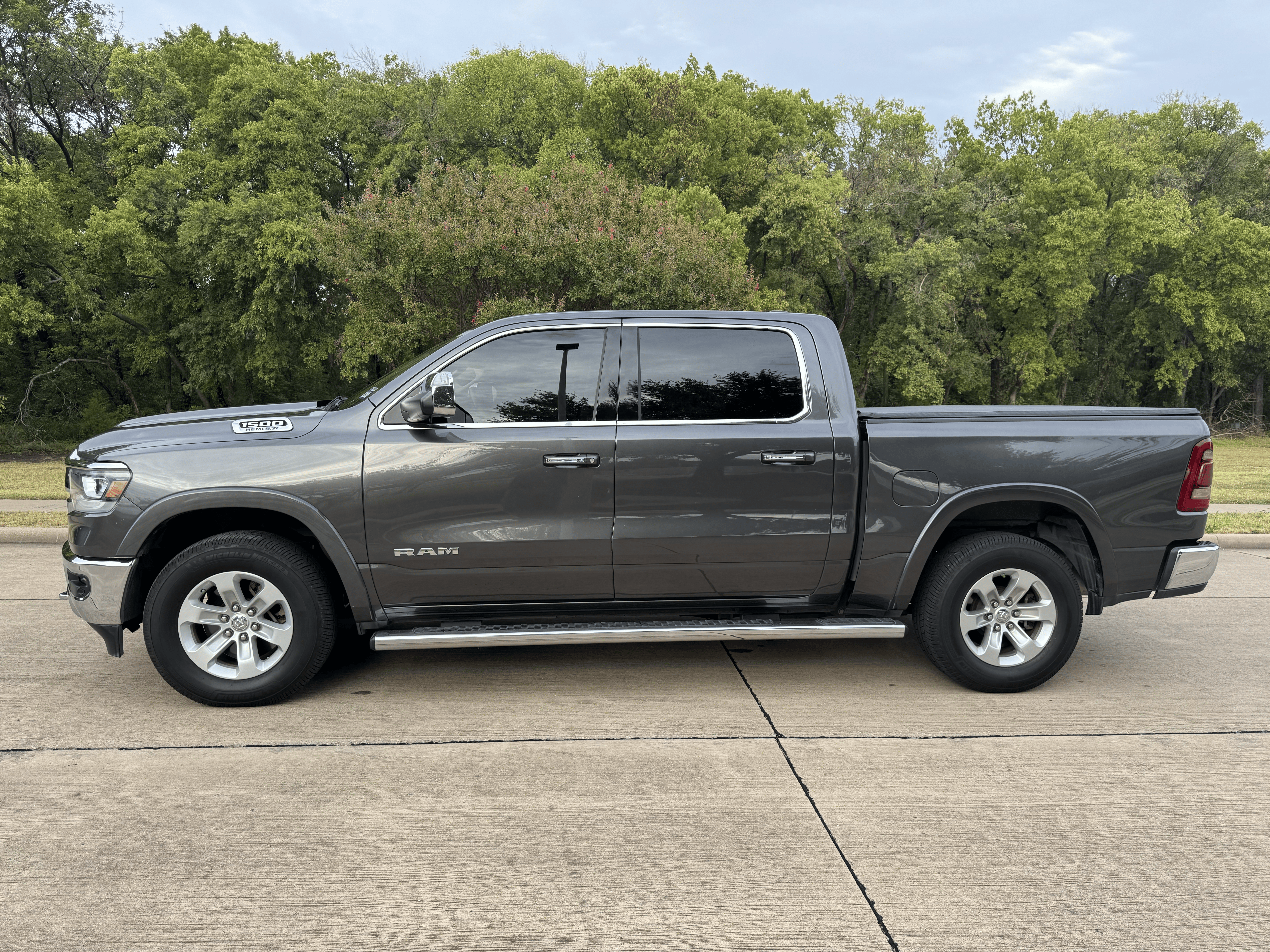 Used 2019 RAM 1500 Laramie AWD/4WD image 4