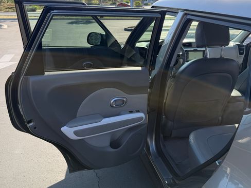 Used 2016 Kia Soul EV + FWD image 26