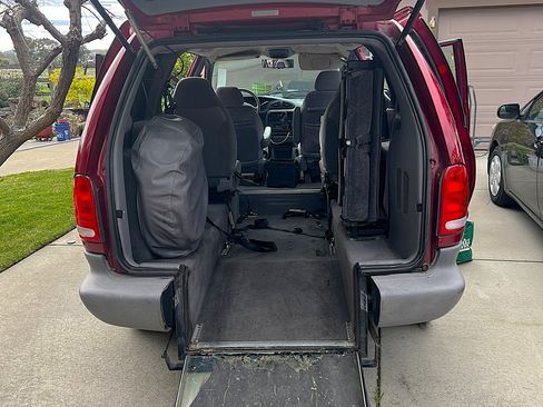 Used 1999 Dodge Grand Caravan LE image 2