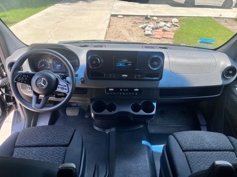 Used 2019 Mercedes-Benz Sprinter 2500 image 10