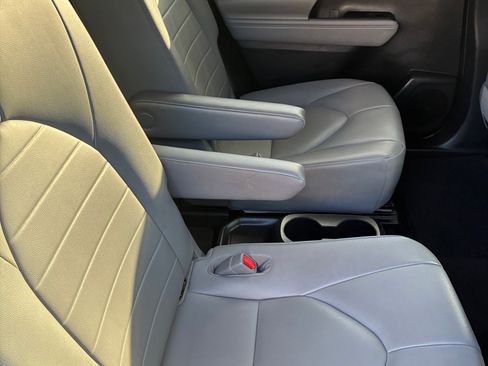 Used 2020 Toyota Highlander XLE FWD image 11