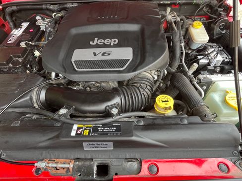 Used 2017 Jeep Wrangler Sahara w/ Connectivity Group AWD/4WD image 6