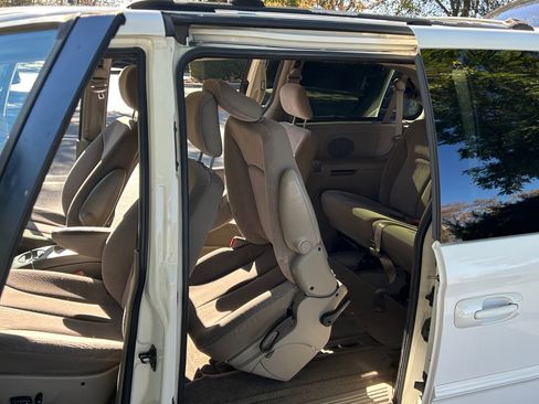 Used 2001 Chrysler Town & Country EX image 15