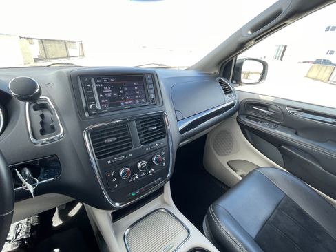 Used 2018 Dodge Grand Caravan SXT image 17