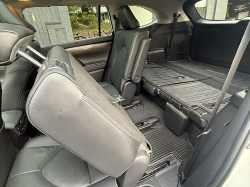 Used 2023 Toyota Highlander Platinum image 15