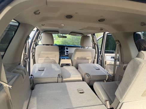 Used 2017 Ford Expedition XLT image 18