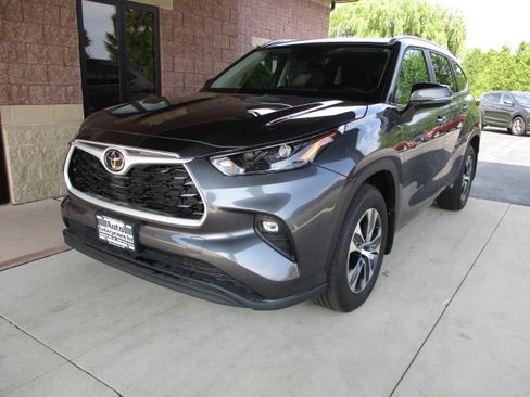 Used 2025 Toyota Highlander XLE AWD/4WD image 1