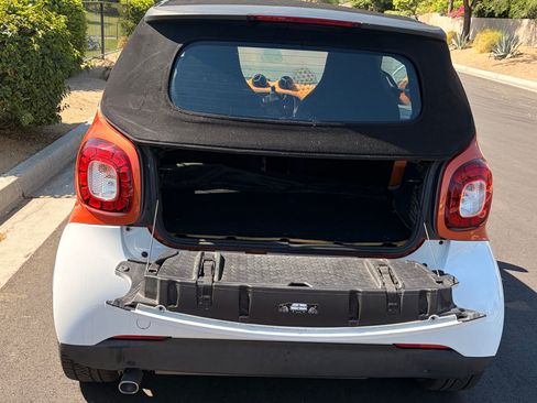 Used 2017 smart fortwo passion RWD image 19