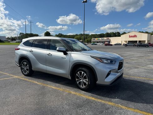 Used 2020 Toyota Highlander XLE FWD image 1