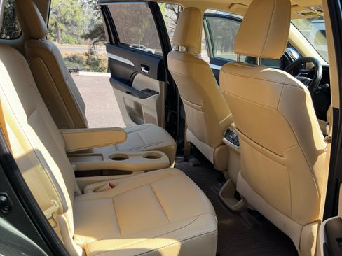 Used 2019 Toyota Highlander XLE image 17