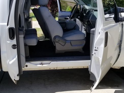 Used 2012 Ford F250 XLT w/ XLT Interior Pkg image 9