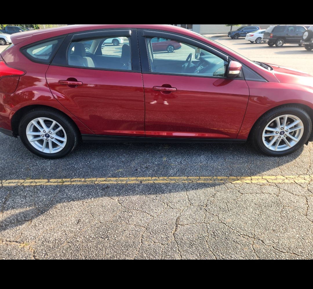 Used 2017 Ford Focus SE FWD image 2