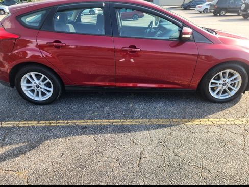 Used 2017 Ford Focus SE FWD image 1