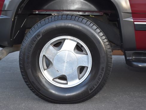 Used 1999 Chevrolet Tahoe 4WD 2-Door w/ Preferred Equipment Group image 22