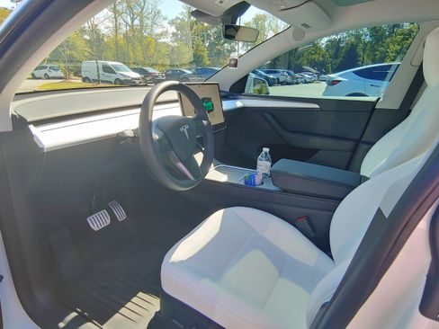 Used 2025 Tesla Model Y Performance image 11